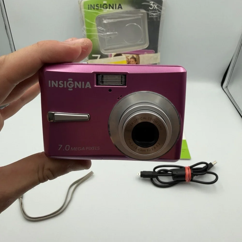 Insignia NS-DSC7P09 7.0MP Digital Camera Pink Complete Box Tested Working